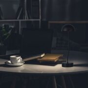 AKUMULATORSKA NAMIZNA TOUCH ZATEMNILNA LED SVETILKA 3W 3000K BELA ALI ČRNA