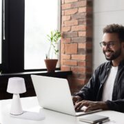 AKUMULATORSKA TOUCH ZATEMNILNA NAMIZNA RGB LED SVETILKA ZAVIER 5W 3000K DO 6000K Z BREZŽIČNIM POLNJENJEM TELEFONA