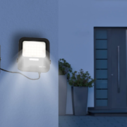 ZATEMNILNI SOLARNI LED REFLEKTOR 6,5W 3000K IP65 Z DALJINSKIM UPRAVLJANJEM