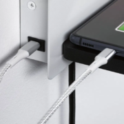 STENSKA DVOJNA LED SVETILKA Z DVEMA STIKALOMA IN USB VHODOM SERRA 5,5W+2,6W 2700K (LEVA ALI DESNA)