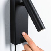 STENSKA LED SVETILKA HULDA S STIKALOM IN USB VHODOM 2,5W 3000K BELA ALI ČRNA