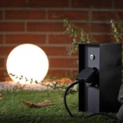 VRTNI STEBRIČEK Z 3 VTIČNICAMI IN DNEVNO-NOČNIM SENZORJEM IP44